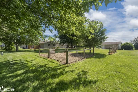 22 Charlestown Square Mason City IA 50401