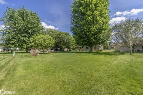 22 Charlestown Square Mason City IA 50401