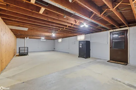 806 Oswego Street Tama IA 52339