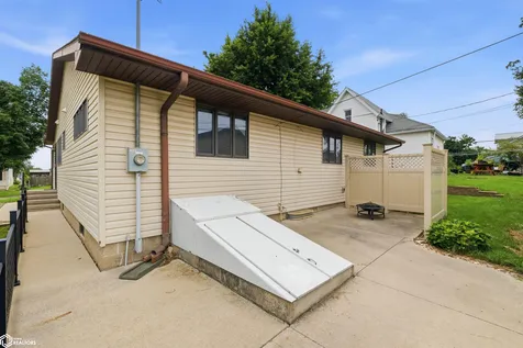 806 Oswego Street Tama IA 52339