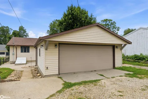 806 Oswego Street Tama IA 52339