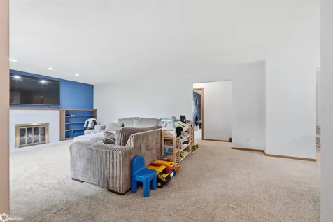 806 Oswego Street Tama IA 52339
