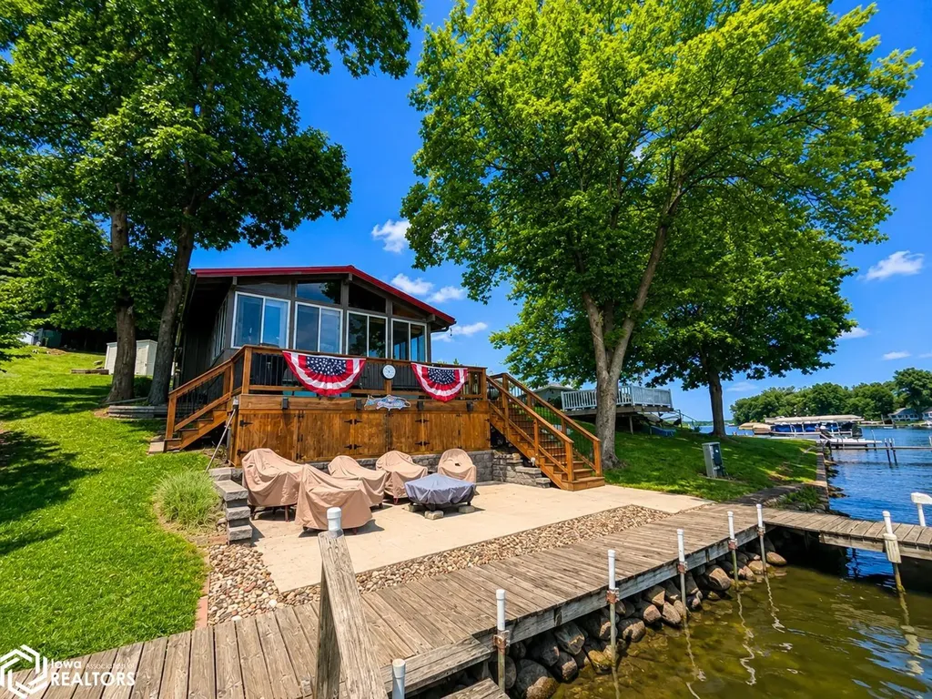 1116 Lakeshore Drive Brooklyn IA 52211