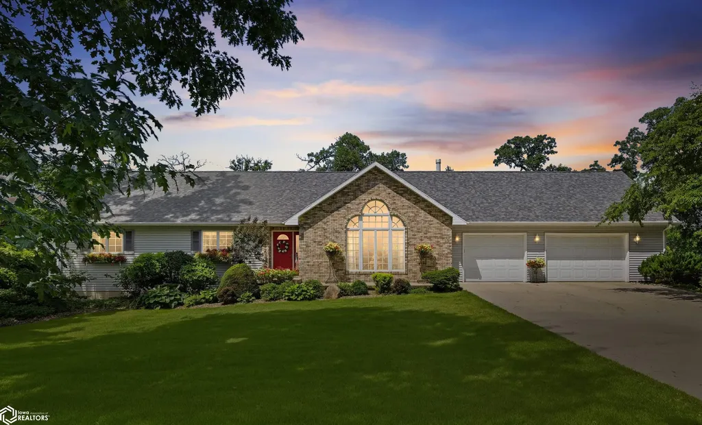 1032 Oakland Drive Tama IA 52339