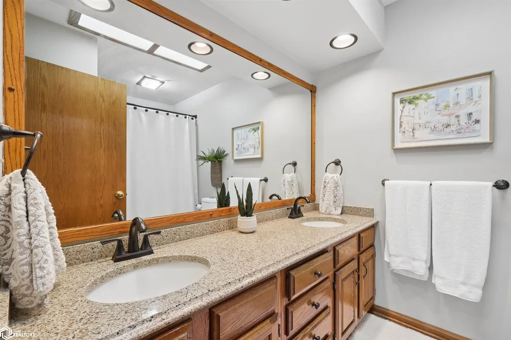 1032 Oakland Drive Tama IA 52339