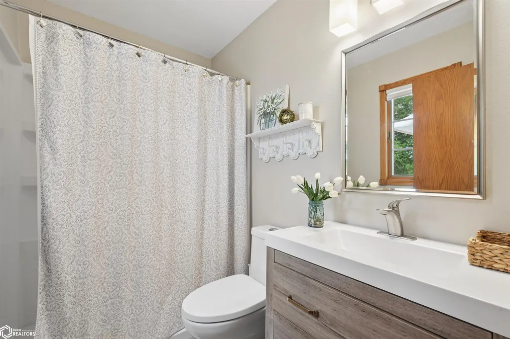 1032 Oakland Drive Tama IA 52339