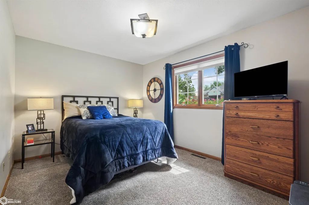 1032 Oakland Drive Tama IA 52339