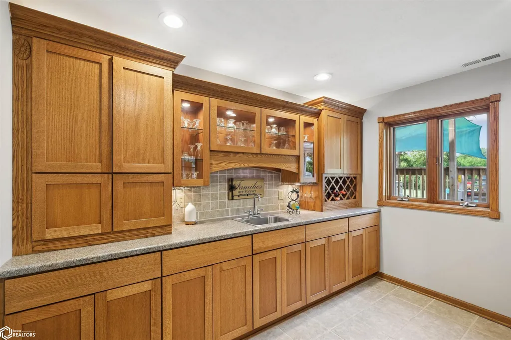 1032 Oakland Drive Tama IA 52339
