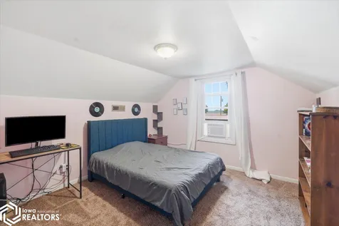 221 W Maple Street Hubbard IA 50122