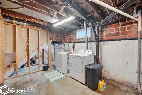 221 W Maple Street Hubbard IA 50122