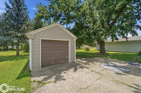 221 W Maple Street Hubbard IA 50122