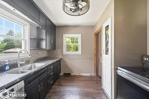 221 W Maple Street Hubbard IA 50122