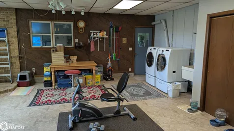 1787 Gilmore Avenue New Hampton IA 50659