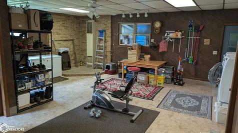 1787 Gilmore Avenue New Hampton IA 50659