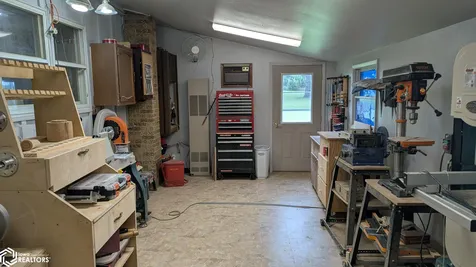 1787 Gilmore Avenue New Hampton IA 50659