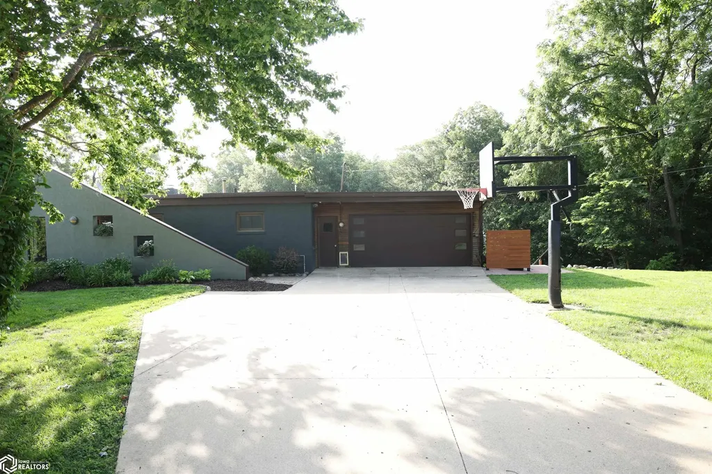 2212 Carbonado Road Oskaloosa IA 52577