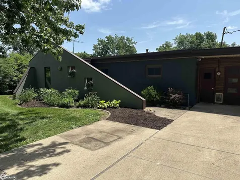 2212 Carbonado Road Oskaloosa IA 52577