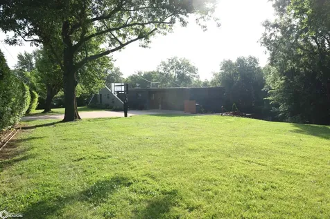 2212 Carbonado Road Oskaloosa IA 52577