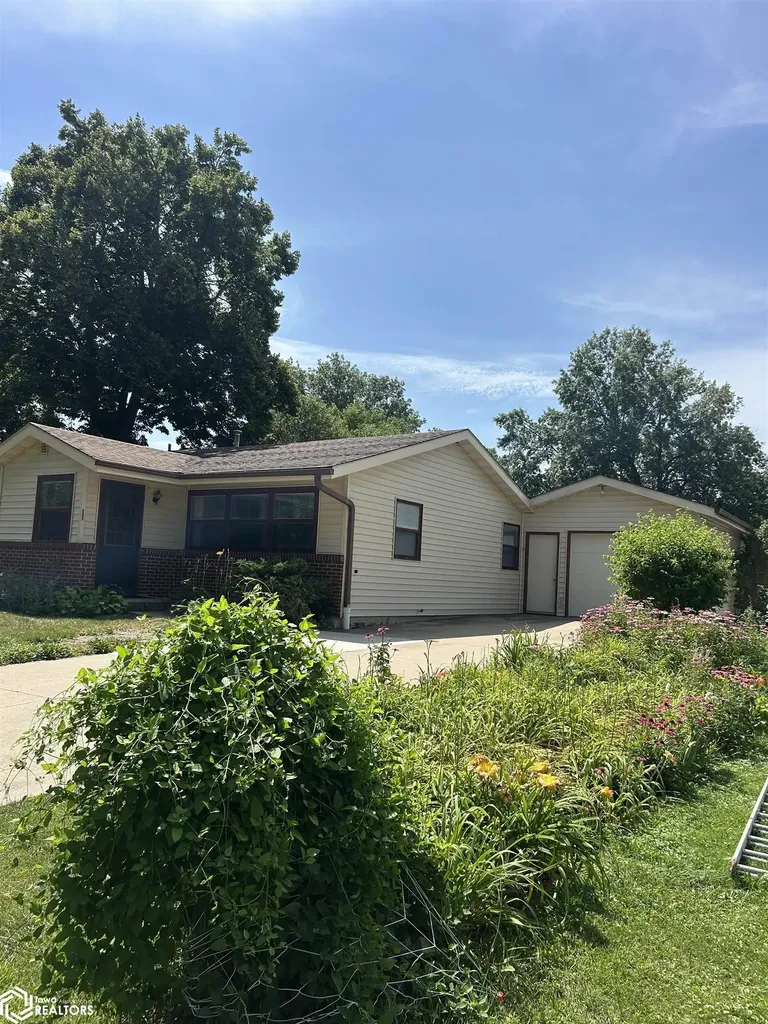 1210 J Avenue E Oskaloosa IA 52577