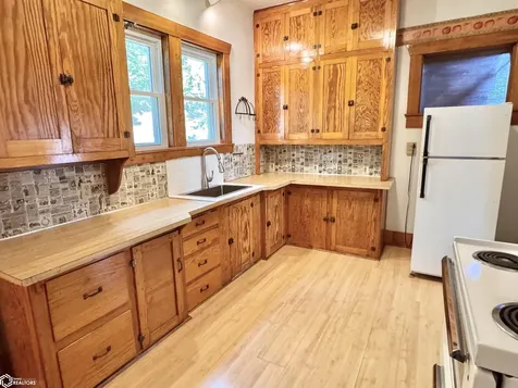 105 W Adams Avenue Fairfield IA 52556