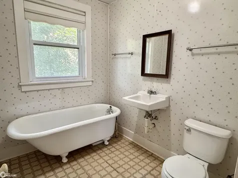 105 W Adams Avenue Fairfield IA 52556