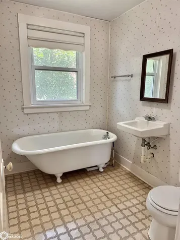 105 W Adams Avenue Fairfield IA 52556