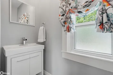 525 S Marion Avenue Washington IA 52353