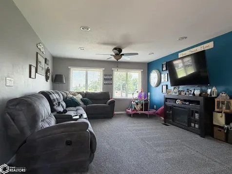 205 E Vine Street Toledo IA 52342