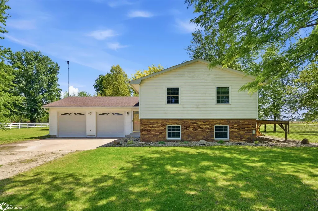 2942 Country Acres Drive Danville IA 52623
