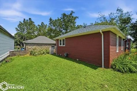 1518 11th Street Eldora IA 50627
