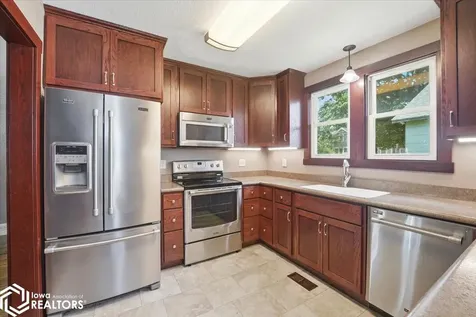 1518 11th Street Eldora IA 50627