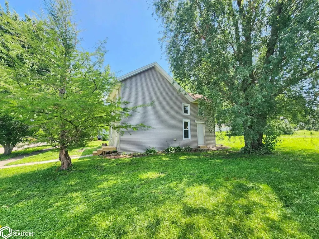 614 5th Street Gladbrook IA 50635