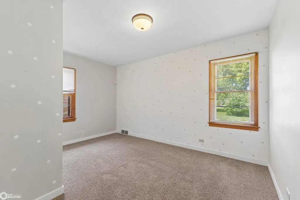 616 S Vermont Avenue Mason City IA 50401