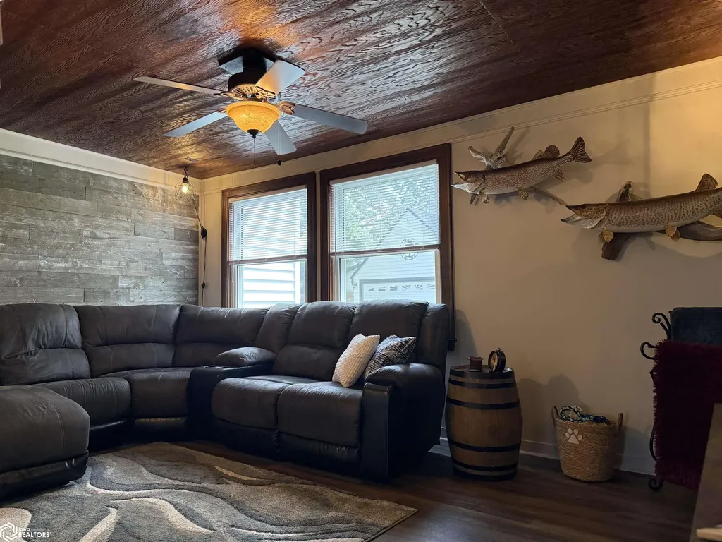 115 S Kentucky Avenue Mason City IA 50401