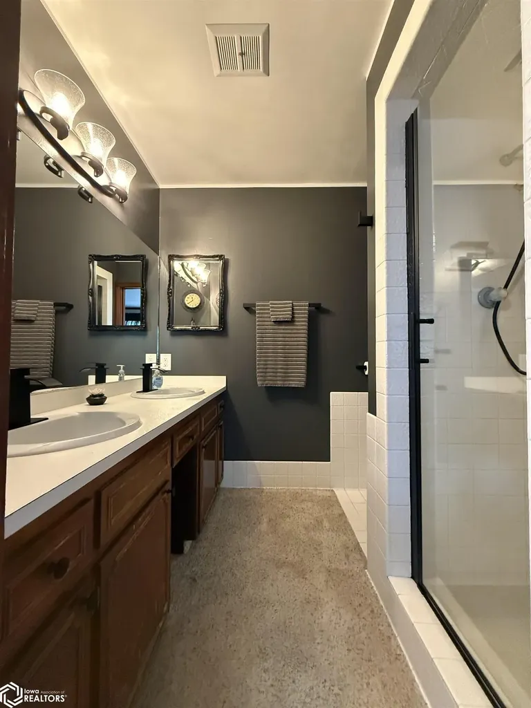 115 S Kentucky Avenue Mason City IA 50401