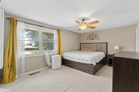 658 S Illinois Avenue Mason City IA 50401