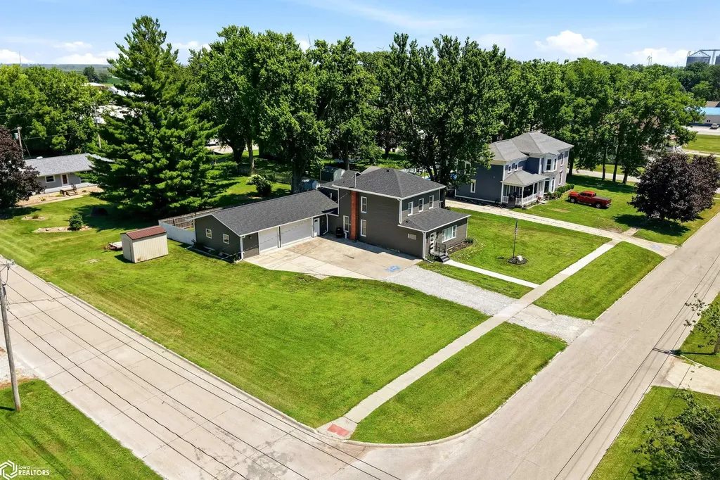 205 W Jefferson Street Montezuma IA 50171