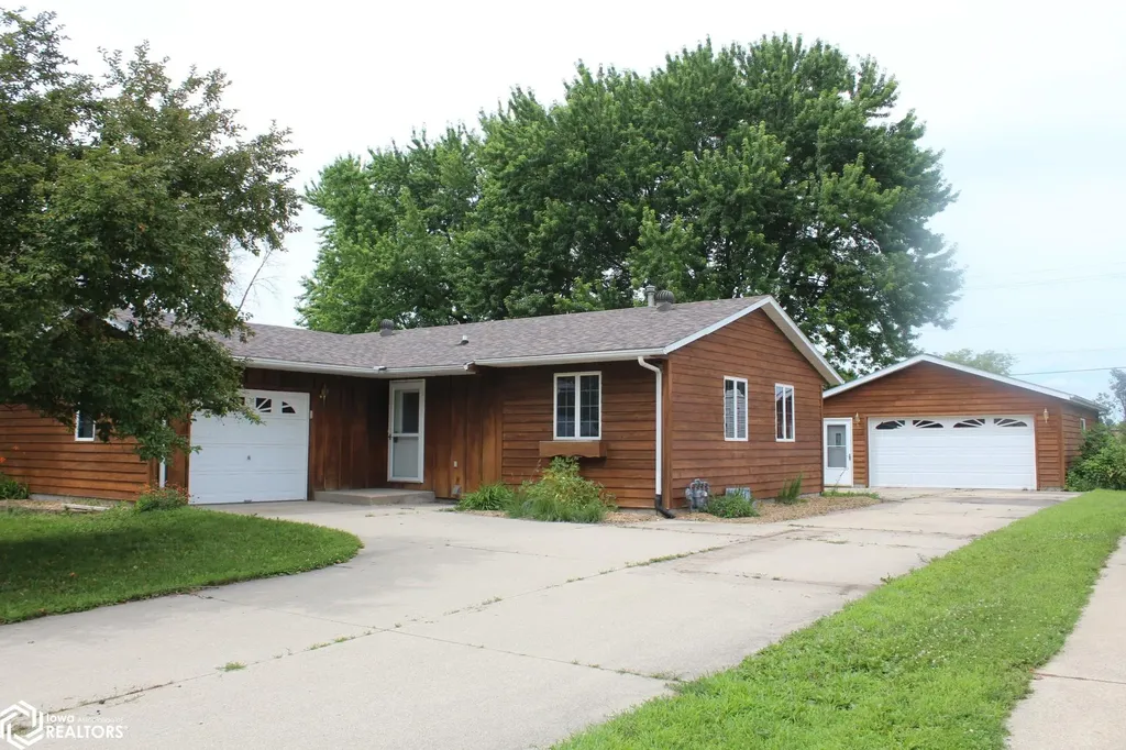 109 Oakridge Drive Forest City IA 50436