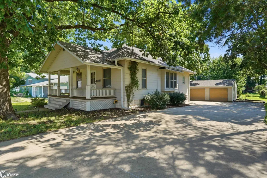 305 S Cottonwood Street New London IA 52645