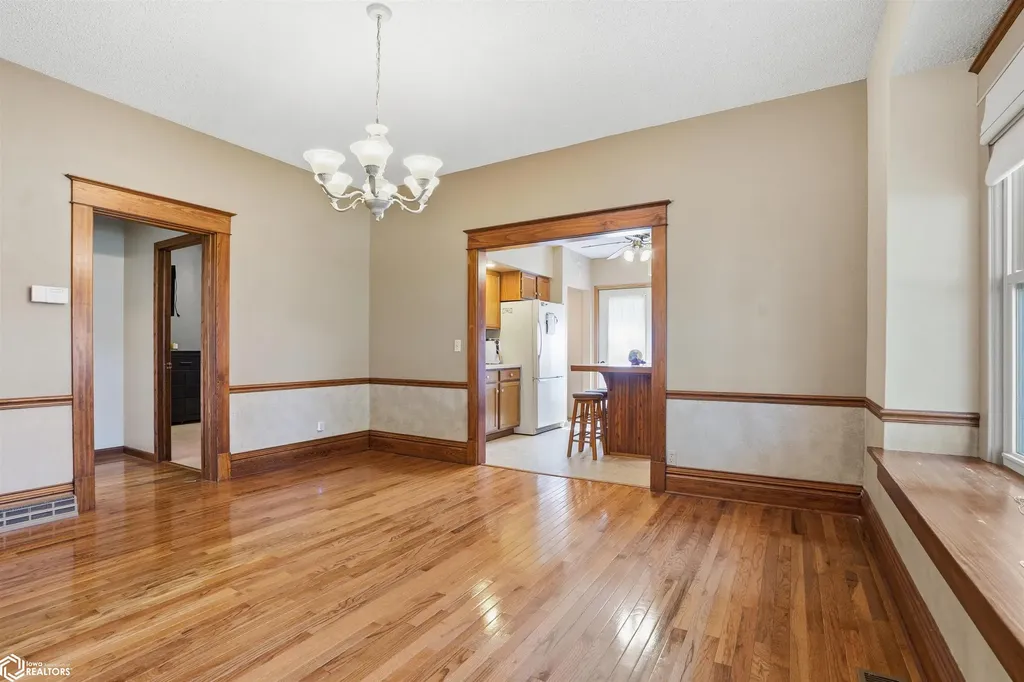 305 S Cottonwood Street New London IA 52645