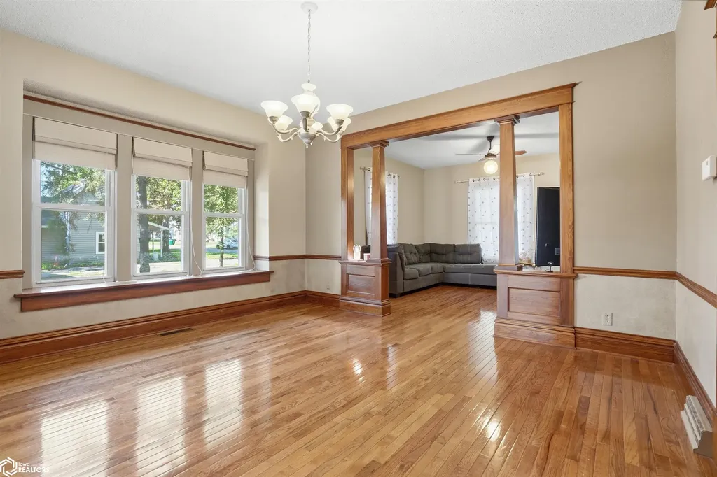 305 S Cottonwood Street New London IA 52645