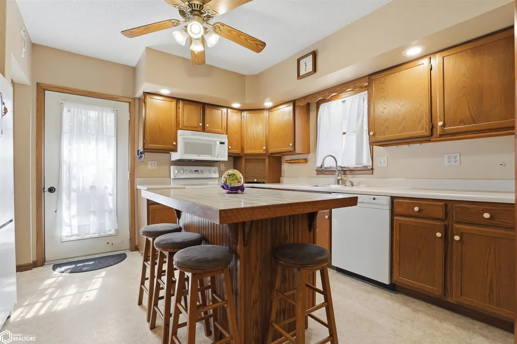 305 S Cottonwood Street New London IA 52645