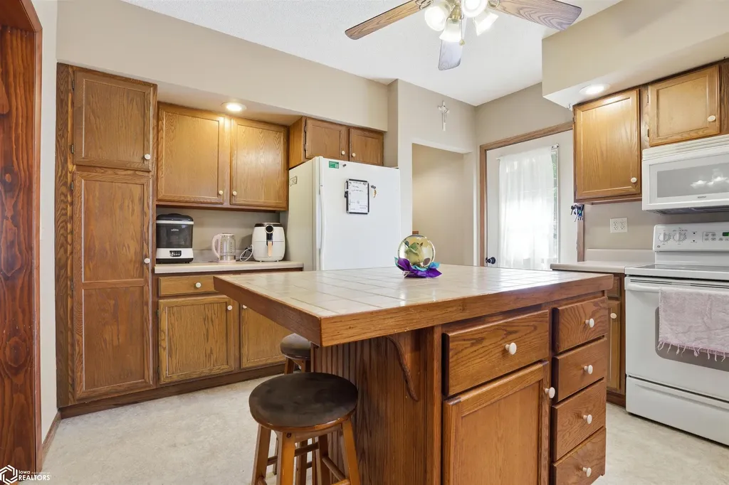 305 S Cottonwood Street New London IA 52645