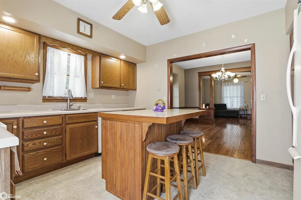 305 S Cottonwood Street New London IA 52645