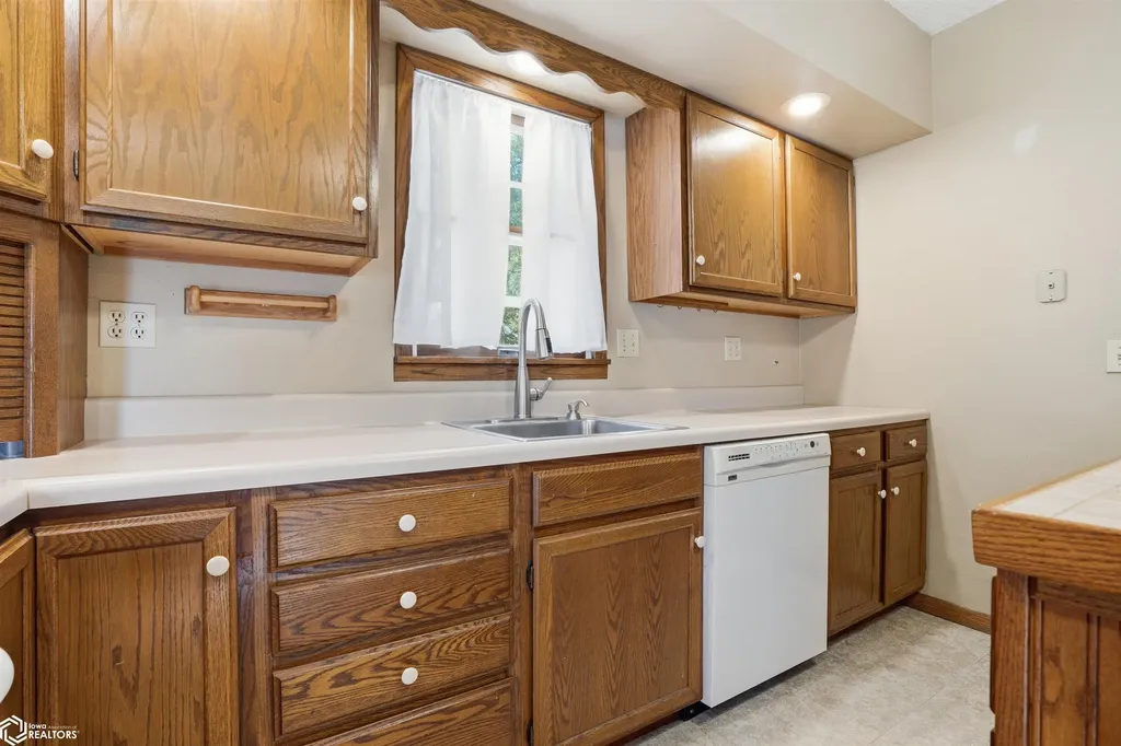 305 S Cottonwood Street New London IA 52645