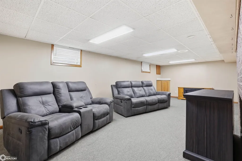 305 S Cottonwood Street New London IA 52645