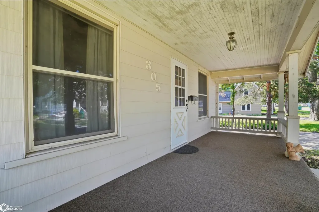 305 S Cottonwood Street New London IA 52645