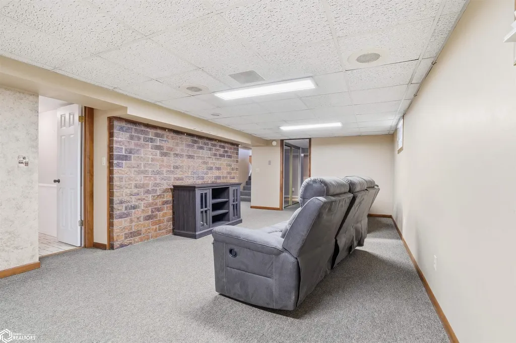 305 S Cottonwood Street New London IA 52645