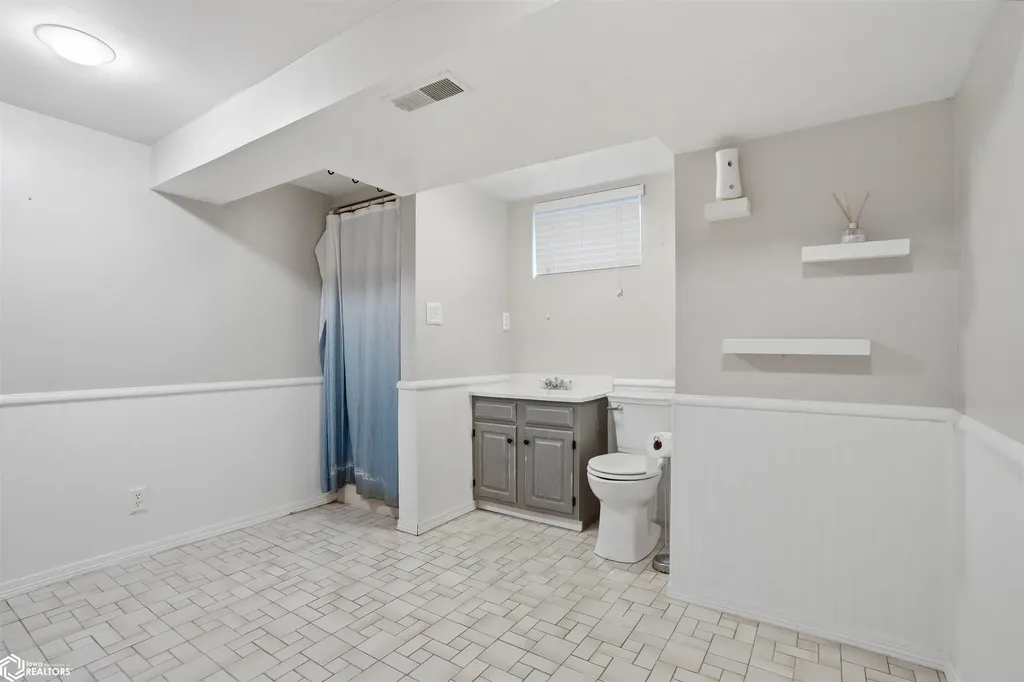 305 S Cottonwood Street New London IA 52645