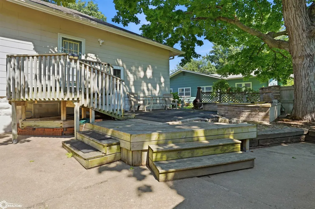 305 S Cottonwood Street New London IA 52645